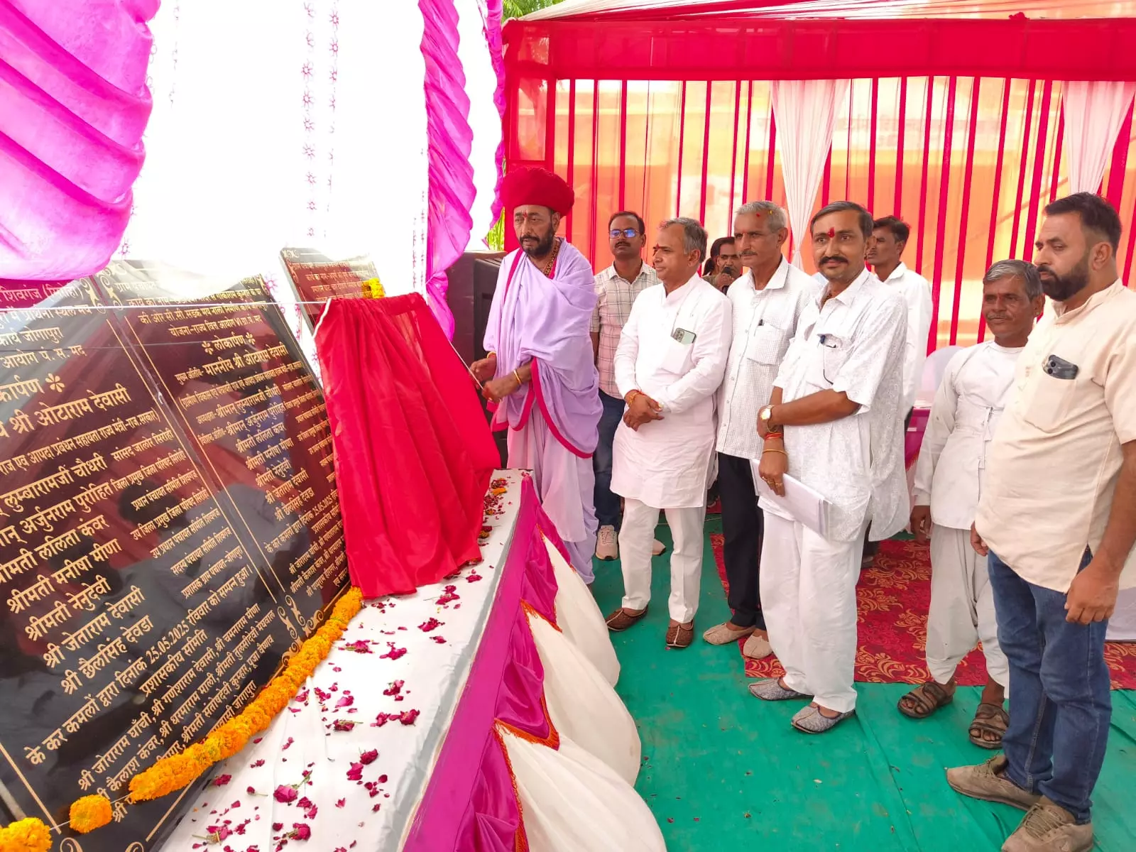 Jaipur: ग्रामीण विकास एवं पंचायती राज मंत्री ने सिरोही जिले के विभिन्न क्षेत्रों में की जनसुनवाई Jaipur: ग्रामीण विकास एवं पंचायती राज मंत्री ने सिरोही जिले के विभिन्न क्षेत्रों में की जनसुनवाई