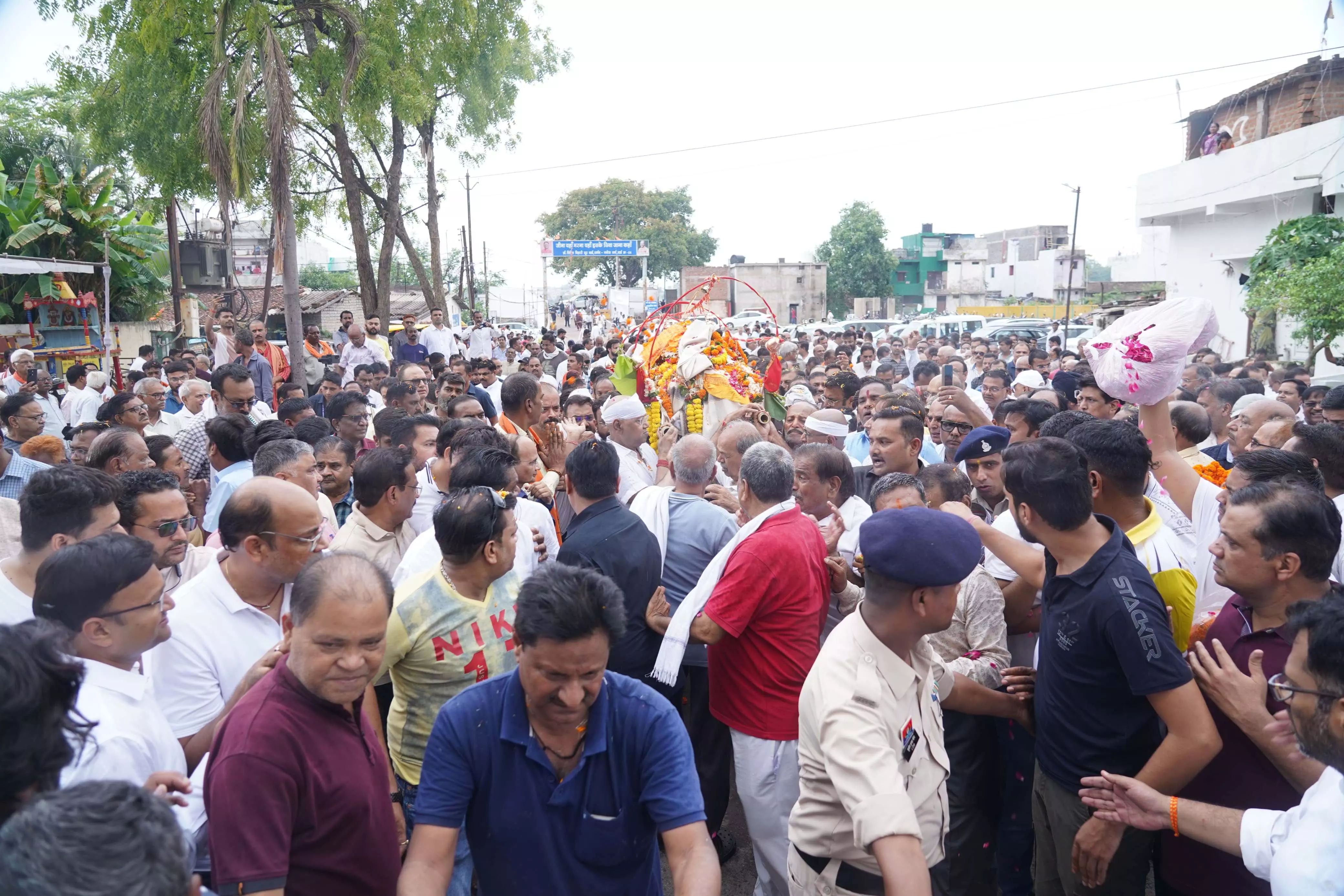 रामजीलाल जी अग्रवाल के निधन पर उमड़ा जनसैलाब, हजारों लोगों ने दी अंतिम विदाई रामजीलाल जी अग्रवाल के निधन पर उमड़ा जनसैलाब, हजारों लोगों ने दी अंतिम विदाई