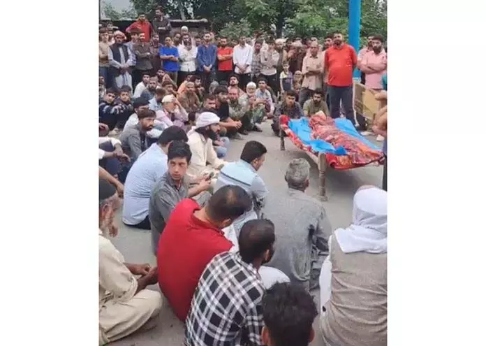 Jammu: युवती की रहस्यमय मौत से विरोध प्रदर्शन शुरू Jammu: युवती की रहस्यमय मौत से विरोध प्रदर्शन शुरू