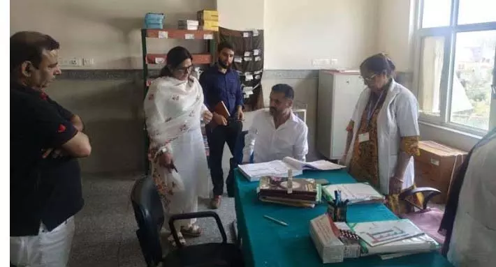 स्वास्थ्य निदेशक ने Samba में स्वास्थ्य सुविधाओं की समीक्षा की स्वास्थ्य निदेशक ने Samba में स्वास्थ्य सुविधाओं की समीक्षा की