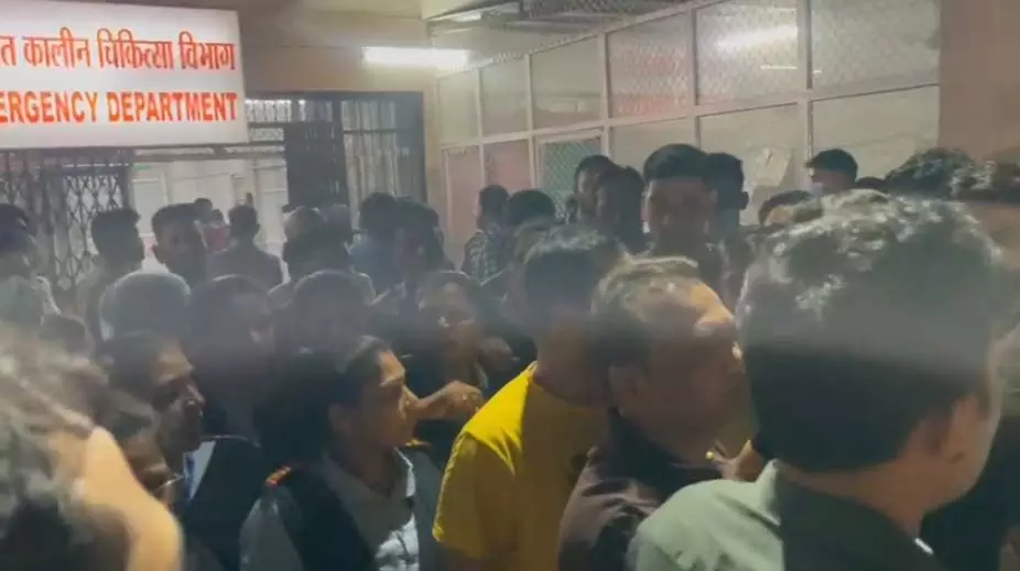 मेकाहारा अस्पताल में पत्रकारों पर हमला, मचा बवाल मेकाहारा अस्पताल में पत्रकारों पर हमला, मचा बवाल