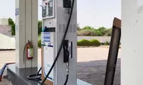 Haryana: थार में आए लड़कों ने फुल कराई टंकी, पेट्रोल पंप कर्मचारी ने मांगे 3610 रुपये तो घसीटकर ले गए Haryana: थार में आए लड़कों ने फुल कराई टंकी, पेट्रोल पंप कर्मचारी ने मांगे 3610 रुपये तो घसीटकर ले गए
