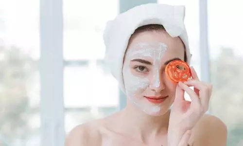 Skin care: टमाटर के साथ इन 2 चीजों को मिलाकर चेहरे पर लगाएं, टैनिंग से मिलेगी निजात Skin care: टमाटर के साथ इन 2 चीजों को मिलाकर चेहरे पर लगाएं, टैनिंग से मिलेगी निजात