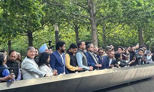 थरूर के नेतृत्व में सर्वदलीय दल ने 9/11 स्मारक पर श्रद्धांजलि दी थरूर के नेतृत्व में सर्वदलीय दल ने 9/11 स्मारक पर श्रद्धांजलि दी