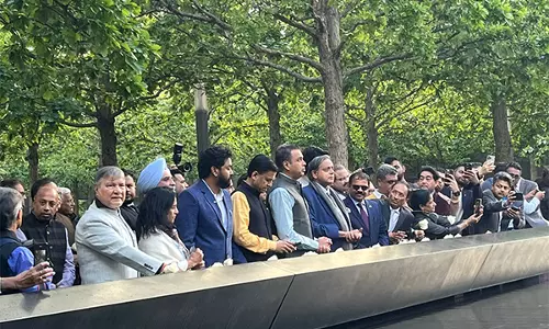 Congress MP Tharoor के नेतृत्व में सर्वदलीय प्रतिनिधिमंडल के सदस्यों ने 9/11 स्मारक पर श्रद्धांजलि अर्पित की