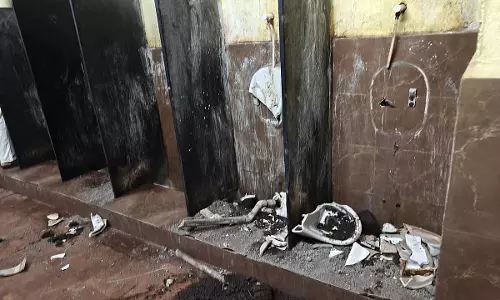 Thane : रेलवे के शौचालयों को उपद्रवियों ने क्षतिग्रस्त कर दिया
