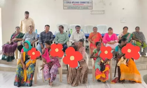 बच्चों के साथ भीख मांगने वाली महिलाओं को CWC द्वारा परामर्श दिया गया