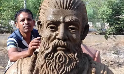 महर्षि चरक की नयनाभिराम प्रतिमा का निर्माण अंकुश ने किया