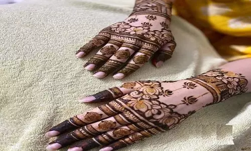Vat Savitri Mehndi Designs: एक जैसे नहीं चाहिए दोनों हाथों पर Mehndi? तो ये यूनिक डिज़ाइन आपके लिए है परफेक्ट Vat Savitri Mehndi Designs: एक जैसे नहीं चाहिए दोनों हाथों पर Mehndi? तो ये यूनिक डिज़ाइन आपके लिए है परफेक्ट