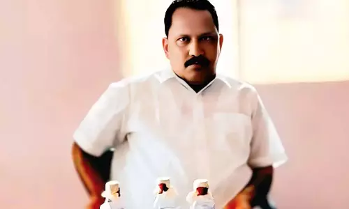 एसीबी की छापेमारी में सर्वेयर पकड़ा गया एसीबी की छापेमारी में सर्वेयर पकड़ा गया