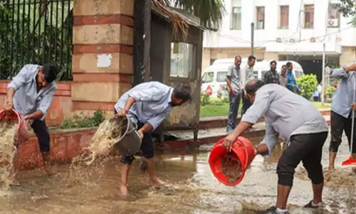 भारी बारिश से जनजीवन अस्त-व्यस्त; उड़ानें प्रभावित, IMD ने जारी किया रेड अलर्ट
