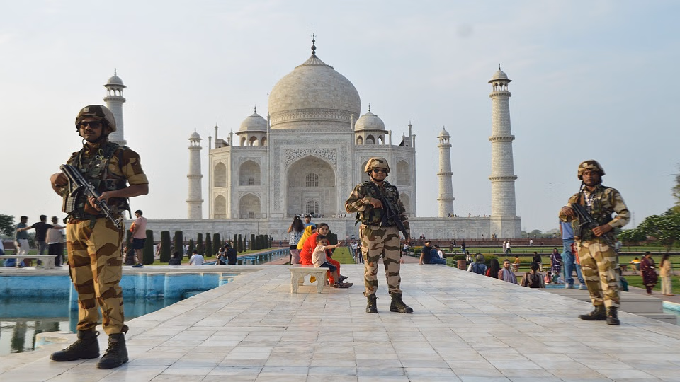 Agra: ताजमहल पर धमकी के बाद जांच अभियान, पर्यटकों की कड़ी चेकिंग Agra: ताजमहल पर धमकी के बाद जांच अभियान, पर्यटकों की कड़ी चेकिंग