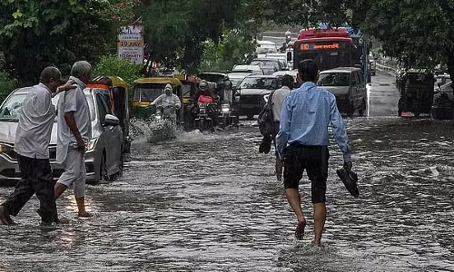 Delhi : भारी बारिश से बाढ़, विमान परिचालन बाधित