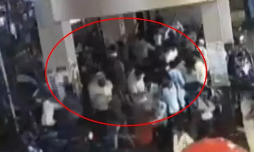भीड़भाड़ के बीच जमकर चला चाकू, हत्या का LIVE वीडियो