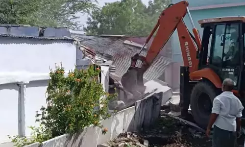 Andhra के कडप्पा में ग्रामीणों ने बलात्कार के आरोपी के घर को बुलडोजर से गिरा दिया Andhra के कडप्पा में ग्रामीणों ने बलात्कार के आरोपी के घर को बुलडोजर से गिरा दिया