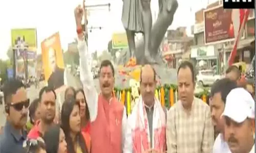 लोकसभा अध्यक्ष ओम बिरला ने Ranchi में भगवान बिरसा मुंडा की प्रतिमा पर माल्यार्पण किया लोकसभा अध्यक्ष ओम बिरला ने Ranchi में भगवान बिरसा मुंडा की प्रतिमा पर माल्यार्पण किया