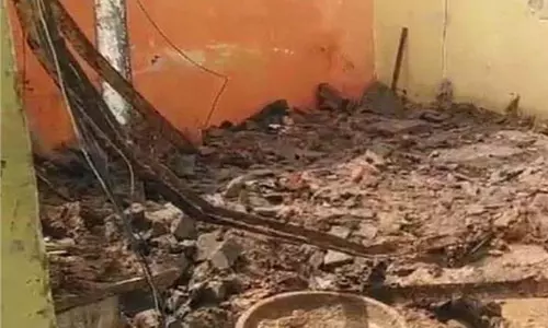Faridabad: मकान की छत गिरी, मलबे में एक ही परिवार के 5 लोग दबे Faridabad: मकान की छत गिरी, मलबे में एक ही परिवार के 5 लोग दबे