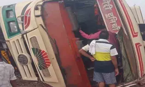 खेत में पलटी यात्री बस, 20 यात्री घायल