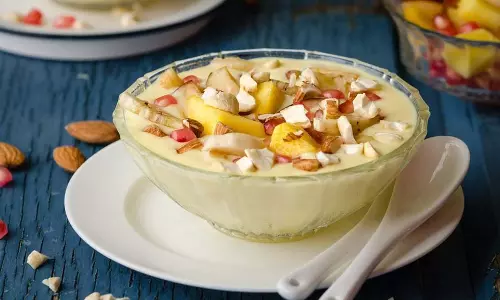 Fruit Custard Recipe: गर्मी के मौसम में बच्चों के लिए तैयार करें फ्रूट कस्टर्ड