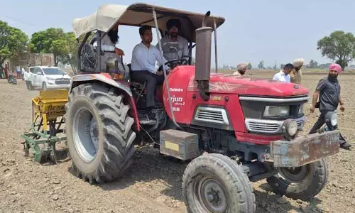 Moga DC ने डीएसआर तकनीक को बढ़ावा देने के लिए ट्रैक्टर चलाया