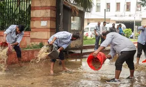 Delhi में भारी बारिश, उड़ानें विलंबित; IMD ने रेड अलर्ट जारी किया Delhi में भारी बारिश, उड़ानें विलंबित; IMD ने रेड अलर्ट जारी किया