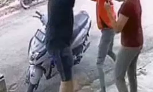 Bengalur : डिलीवरी मैन ने ग्राहक पर हमला किया Bengalur : डिलीवरी मैन ने ग्राहक पर हमला किया