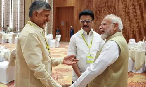 PM मोदी ने आंध्र के CM चंद्रबाबू नायडू की सुधारों की प्रशंसा की PM मोदी ने आंध्र के CM चंद्रबाबू नायडू की सुधारों की प्रशंसा की