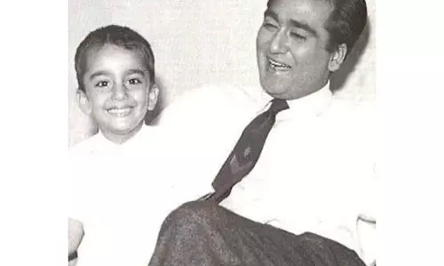 Sanjay Dutt ने दिवंगत पिता सुनील दत्त को 20वीं पुण्यतिथि पर श्रद्धांजलि दी