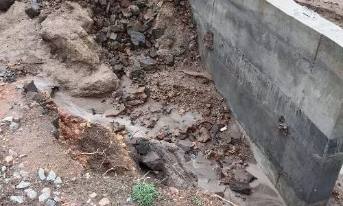 Kundagol : बारिश के कारण सड़क पूरी तरह क्षतिग्रस्त, किसान परेशान