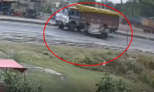 भयानक एक्सीडेंट LIVE मंजर...ट्रक से टकराई कार, कई बार पलटी भयानक एक्सीडेंट LIVE मंजर...ट्रक से टकराई कार, कई बार पलटी