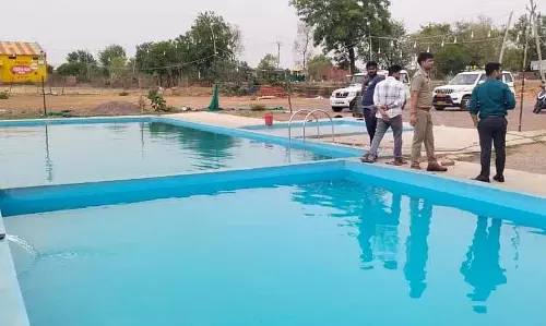 MP : छतरपुर में बागेश्वर धाम के पास अवैध स्विमिंग पूल में 7 वर्षीय बच्चा डूबा MP : छतरपुर में बागेश्वर धाम के पास अवैध स्विमिंग पूल में 7 वर्षीय बच्चा डूबा