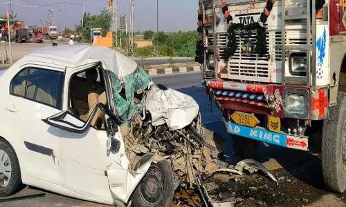 कार और ट्रक की भिड़त, 2 की मौत