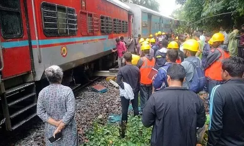 वास्को दा गामा-यशवंतपुर ट्रेन का एक डिब्बा पटरी से उतरा; यातायात अस्थायी रूप से स्थगित वास्को दा गामा-यशवंतपुर ट्रेन का एक डिब्बा पटरी से उतरा; यातायात अस्थायी रूप से स्थगित