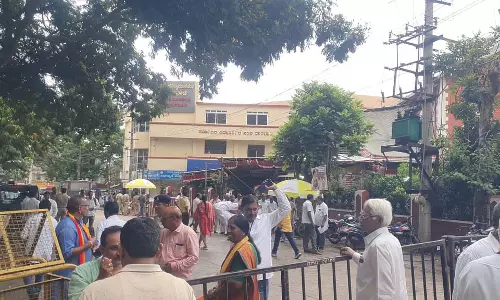 Dharwad : कर्नाटक विद्यावर्धक संघ के चुनाव, मतदान शुरू Dharwad : कर्नाटक विद्यावर्धक संघ के चुनाव, मतदान शुरू