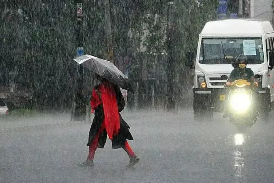 Kerala में बारिश में कमी न आने पर आईएमडी ने कई जिलों में रेड अलर्ट जारी किया Kerala में बारिश में कमी न आने पर आईएमडी ने कई जिलों में रेड अलर्ट जारी किया