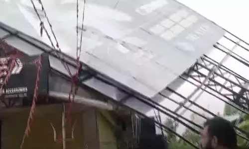 एक विशाल बिलबोर्ड गिर गया; दुर्घटना दुर्घटनावश टल गई