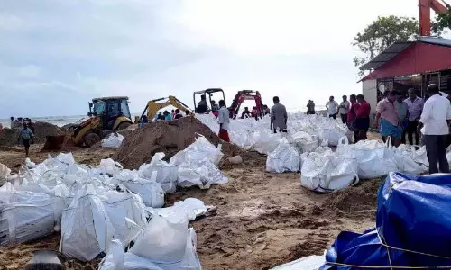 समुद्री दीवार को तोड़कर IRE का काली रेत खनन समुद्री दीवार को तोड़कर IRE का काली रेत खनन