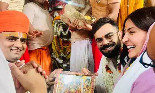 Virat Kohli और अनुष्का शर्मा ने हनुमान गढ़ी मंदिर में की पूजा Virat Kohli और अनुष्का शर्मा ने हनुमान गढ़ी मंदिर में की पूजा