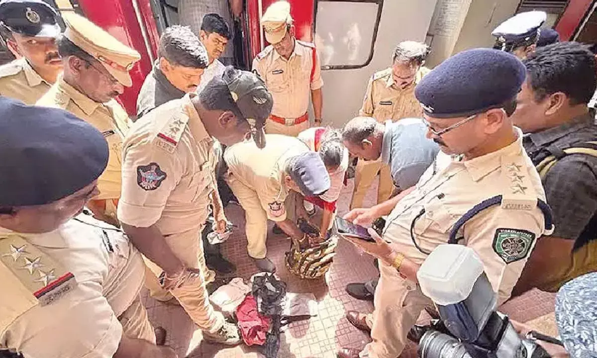 Andhra: बम विस्फोट की झूठी धमकी से यात्रियों में दहशत Andhra: बम विस्फोट की झूठी धमकी से यात्रियों में दहशत