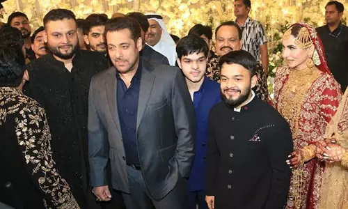 Salman Khan कड़ी सुरक्षा के बीच दोस्त की शादी में शामिल हुए Salman Khan कड़ी सुरक्षा के बीच दोस्त की शादी में शामिल हुए