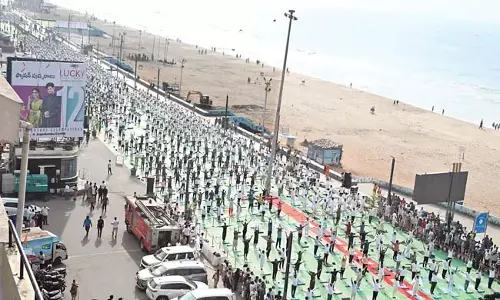 Andhra : योग दिवस के साथ विश्व को राज्य की ओर आकर्षित करें Andhra : योग दिवस के साथ विश्व को राज्य की ओर आकर्षित करें