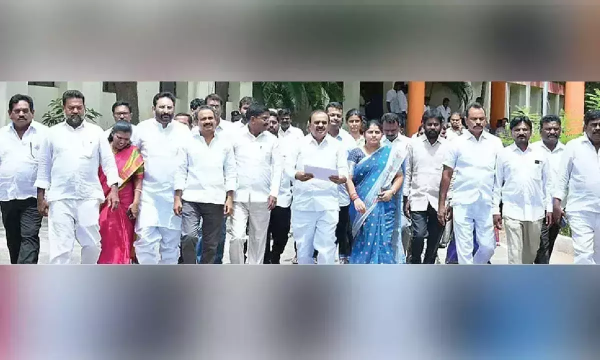 जिला परिषद अध्यक्ष ने उनका अपमान करने वाले TDP विधायकों के खिलाफ कार्रवाई की मांग की जिला परिषद अध्यक्ष ने उनका अपमान करने वाले TDP विधायकों के खिलाफ कार्रवाई की मांग की