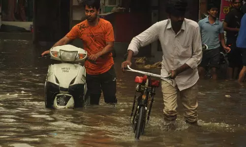 बाढ़ में छह घंटे की मशक्कत के बाद वन निरीक्षक समेत 3 लोगों को बचाया बाढ़ में छह घंटे की मशक्कत के बाद वन निरीक्षक समेत 3 लोगों को बचाया