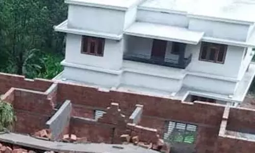 एक दीवार ढह गई और एक नवनिर्मित मकान ढह गया; दूसरे घर को नुकसान एक दीवार ढह गई और एक नवनिर्मित मकान ढह गया; दूसरे घर को नुकसान