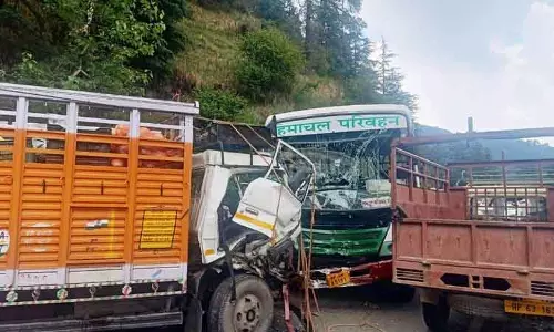 Himachal: बस और ट्रक में टक्कर, तीन घायल