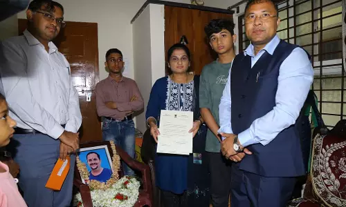 असम के मंत्री ने मंजूनाथ के आवास का दौरा किया, ₹5 लाख मुआवजे की पेशकश की असम के मंत्री ने मंजूनाथ के आवास का दौरा किया, ₹5 लाख मुआवजे की पेशकश की
