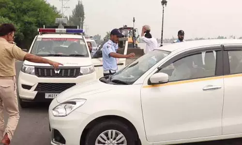 Srinagar: बुलेवार्ड रोड पर अवैध पार्किंग पर ट्रैफिक पुलिस का बड़ा एक्शन