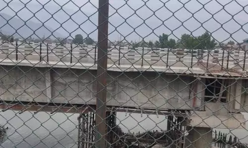 Srinagar: कमरवारी-नूरबाग पुल निर्माण में देरी, लोगों का सब्र टूटा
