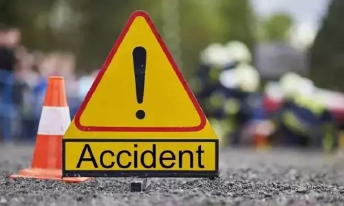 Hyderabad में बस के सड़क किनारे दुकान से टकराने से एक व्यक्ति की मौत, दो घायल Hyderabad में बस के सड़क किनारे दुकान से टकराने से एक व्यक्ति की मौत, दो घायल