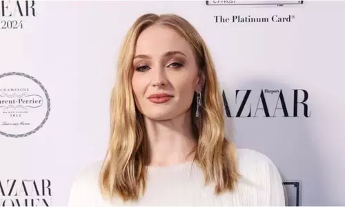 Sophie Turner ने अपने पूर्व पति जो जोनास के नए एल्बम के रिलीज के दौरान उनका समर्थन किया Sophie Turner ने अपने पूर्व पति जो जोनास के नए एल्बम के रिलीज के दौरान उनका समर्थन किया